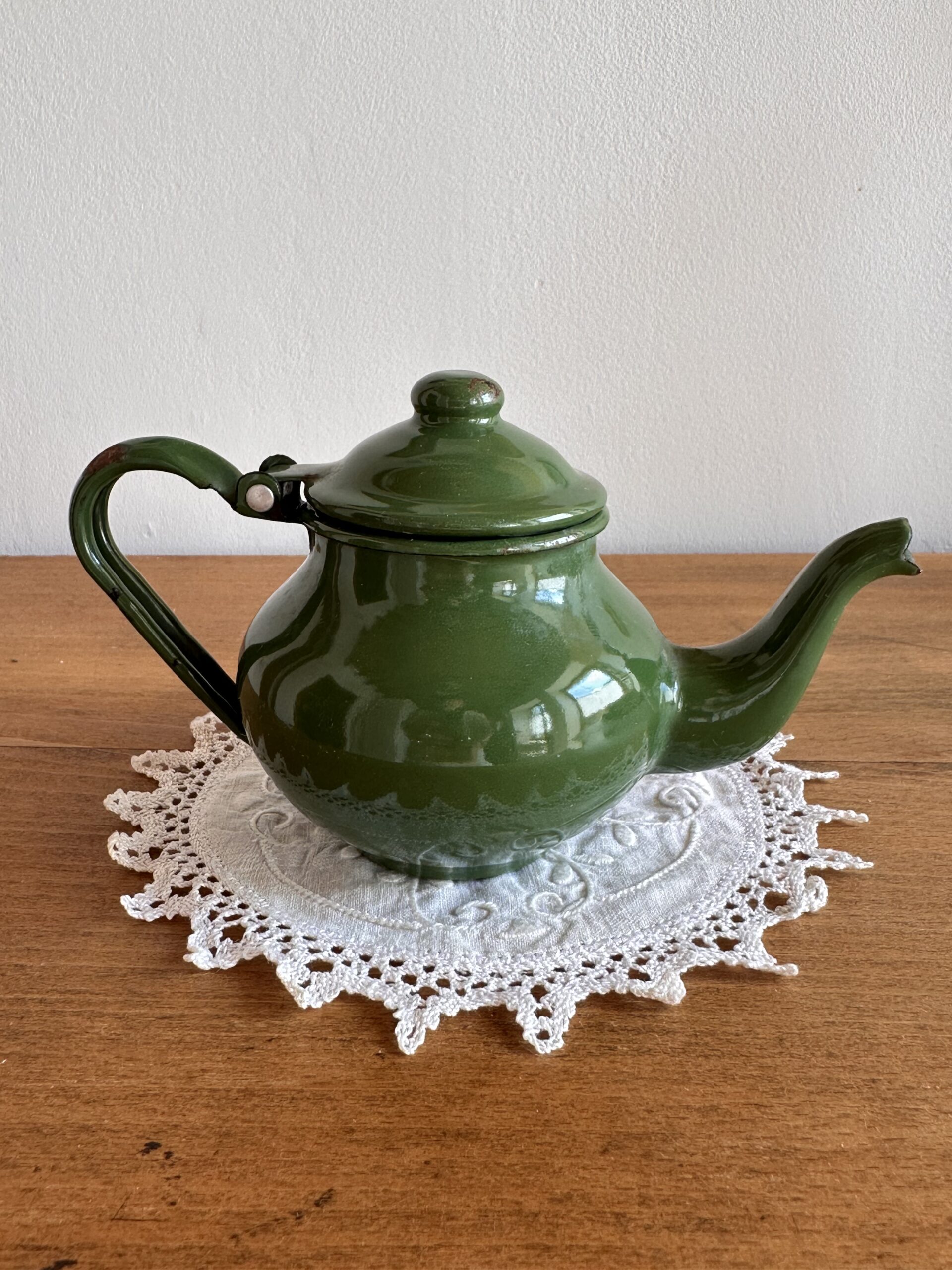 petite théière verte en tôle émaillée